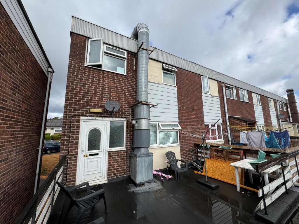 Lot: 71 - FREEHOLD FOUR STOREY MIXED COMMERCIAL AND RESIDENTIAL INVESTMENT - Access to the Maisonette